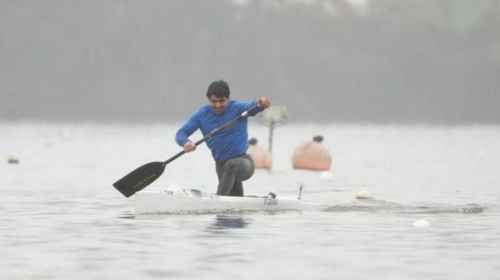 El velocista del Rodeira desliza su canoa sobre la pista del embalse de Trasona, en la final del C1 200 del selectivo nacional disputada ayer.