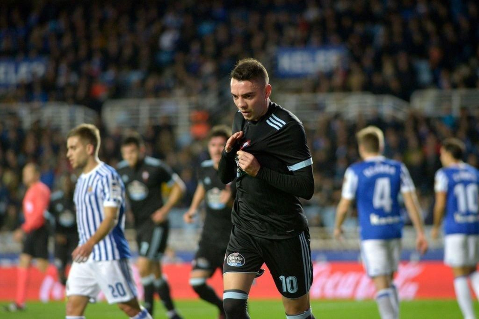 Iago Aspas se señala el escudo tras marcar el penalti que supuso el primer gol del Celta en la tarde de ayer en Anoeta.