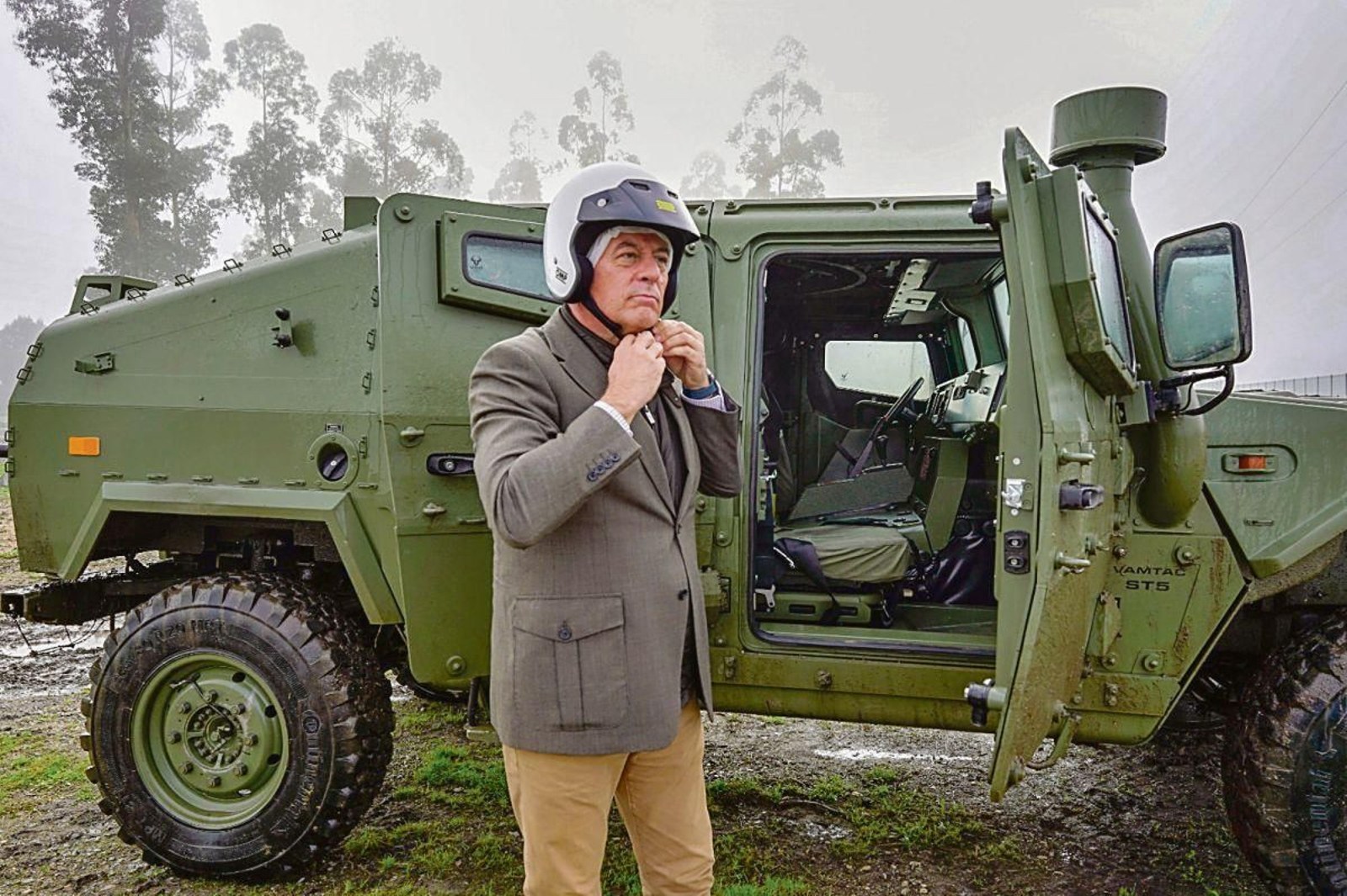Gómez Besteiro, ayer durante su visita a la empresa Urovesa, en Vigo.