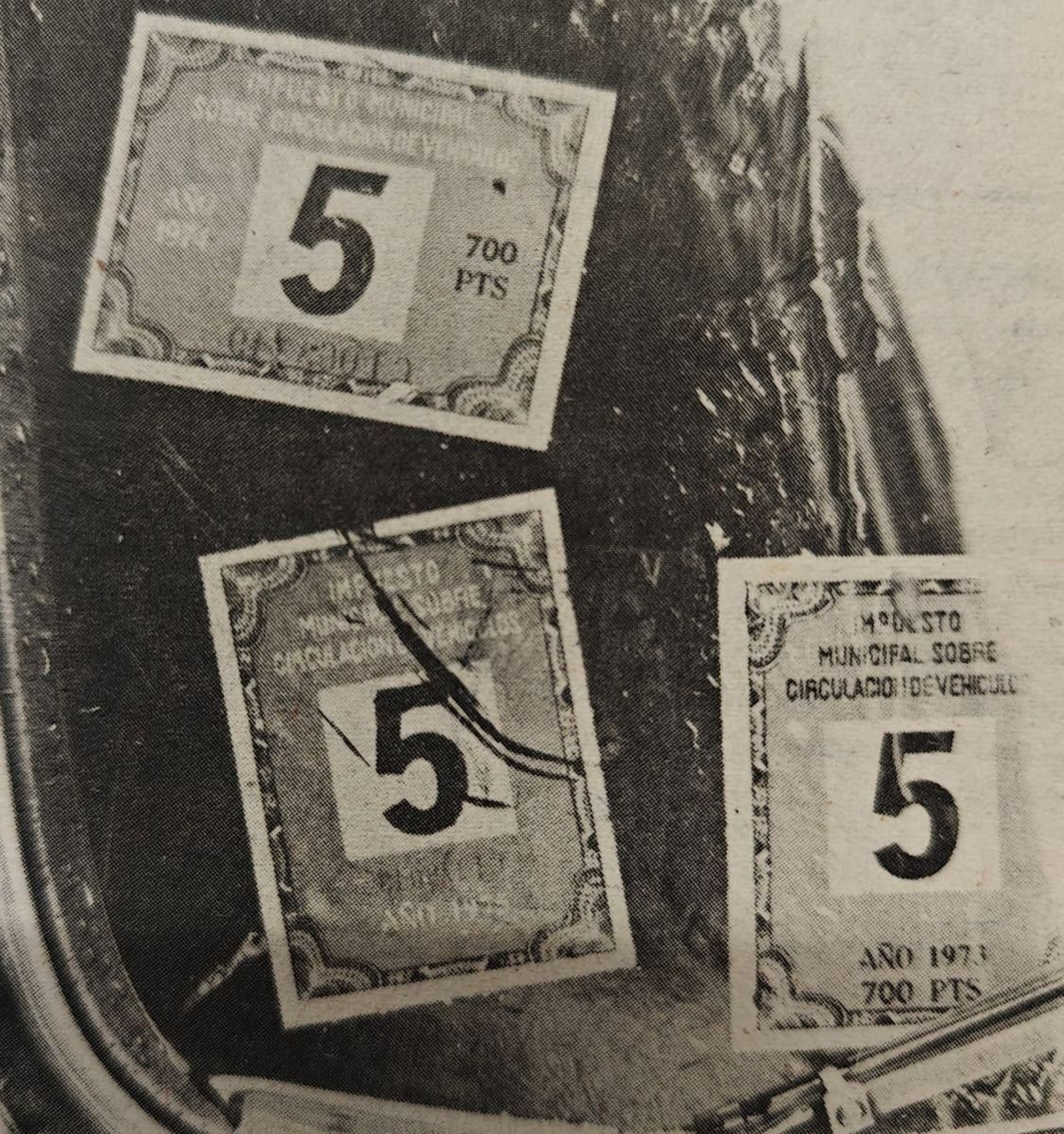 Pegatinas con el impuesto en el parabrisas de un vehículo.