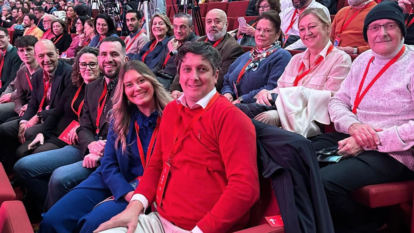 Olaya Romano (segunda por la izquierda, primera fila ) junto a sus compañeros de la Agrupación Socialista de Llanes.