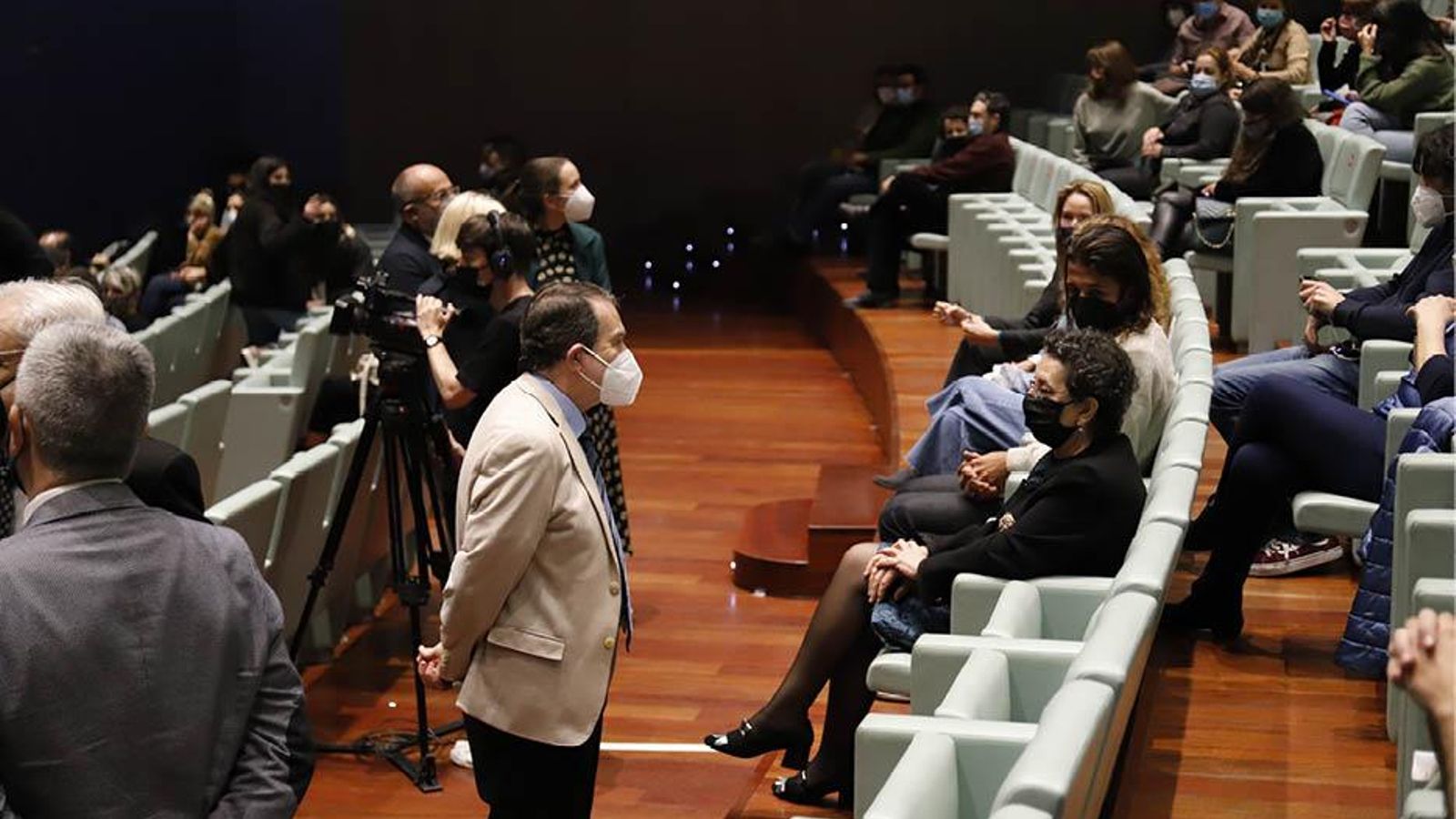 O alcalde fala con familiares de Xela Arias.