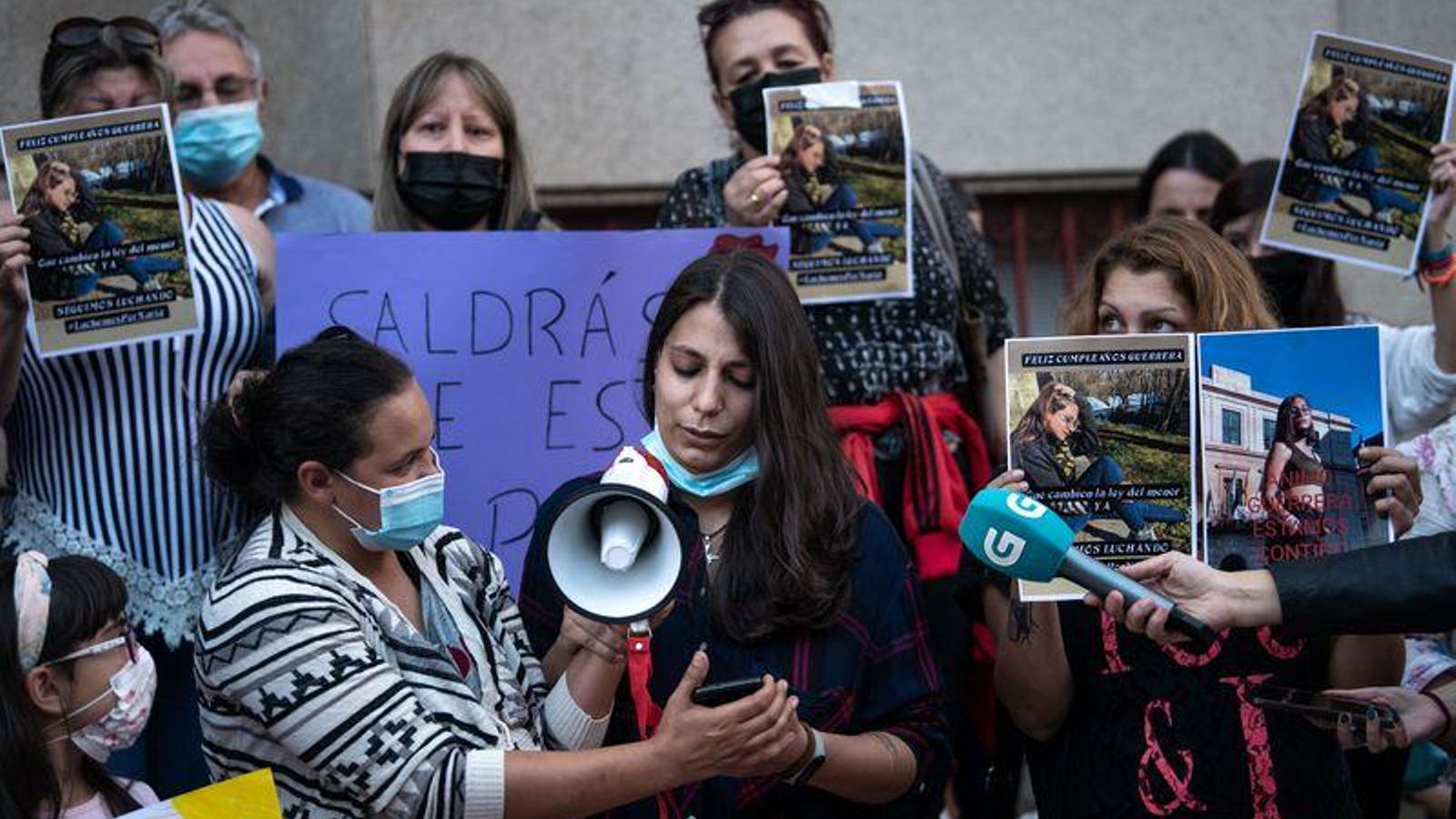 OURENSE (SUBDELEGACIÓN DO GOBERNO). 30/09/2021. OURENSE. Manifestación de familiares da víctima da nena agredida en O Carballiño. FOTO: ÓSCAR PINAL 