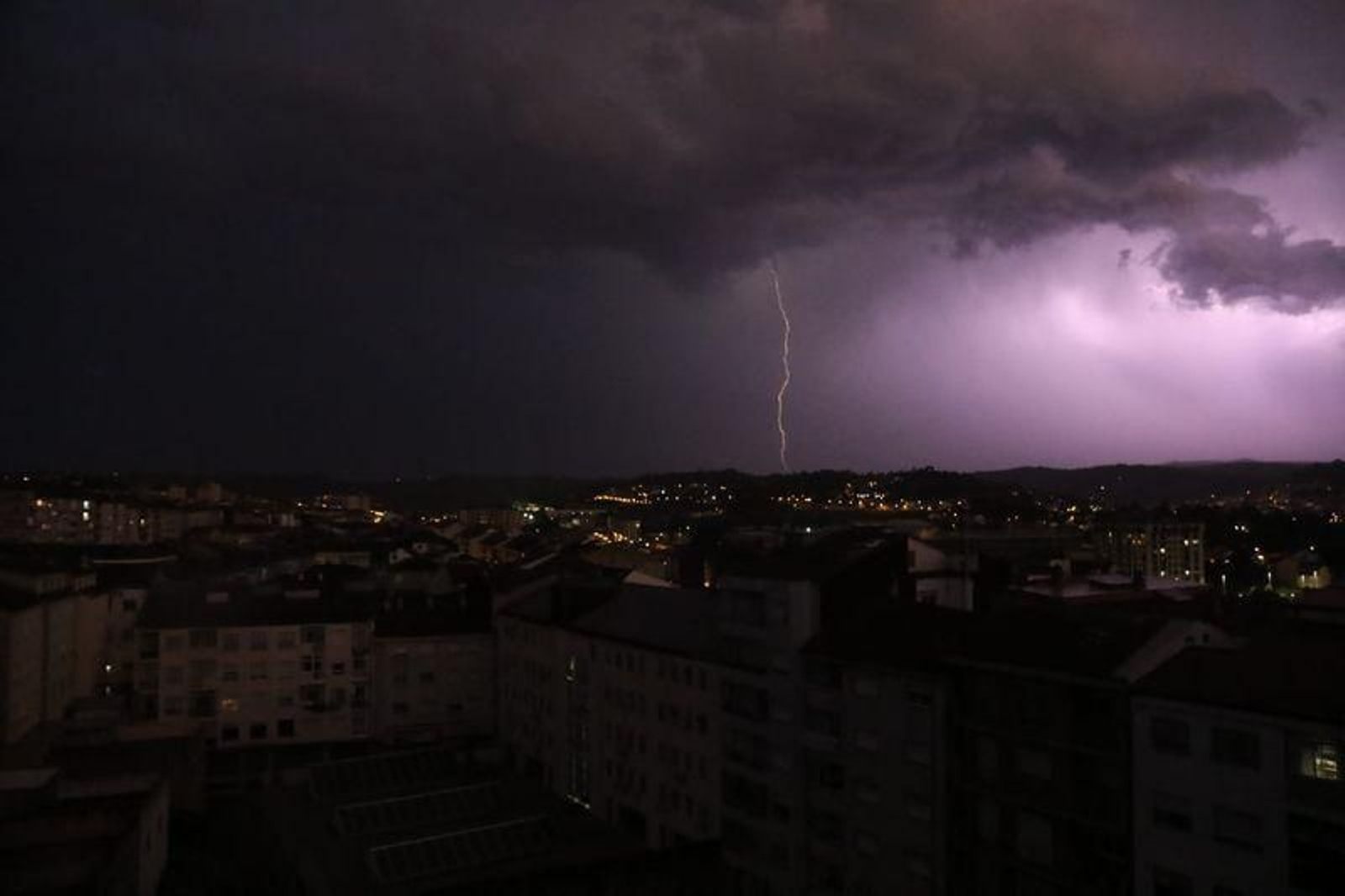 Las tormentas ponen en alerta Ourense 48 horas después de la bomba hídrica. // Iván Dacal
