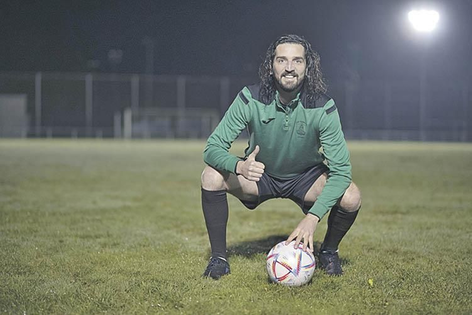 El gesto optimista del alaricano Víctor Gallego antes de iniciar un entrenamiento en O Xeixo. MARTIÑO PINAL