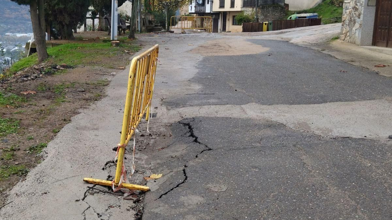 Socavones aparecidos en el núcleo barquense de O Castro.