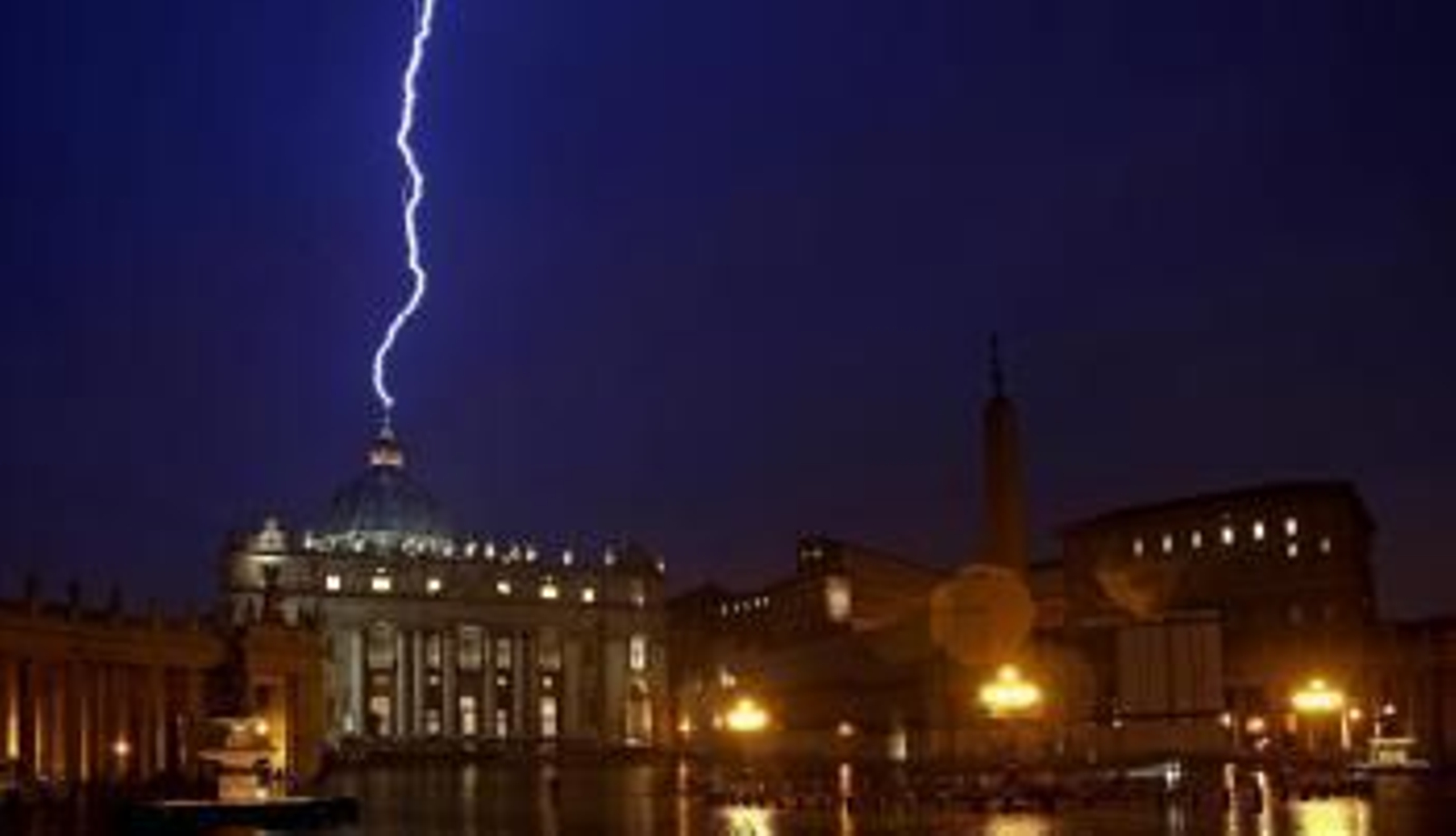 Un rayo golpea la basílica de San Pedro el mismo día en el que el papa Benedicto XVI anuncia su abdicación, en la Ciudad del Vaticano (Foto: EFE)