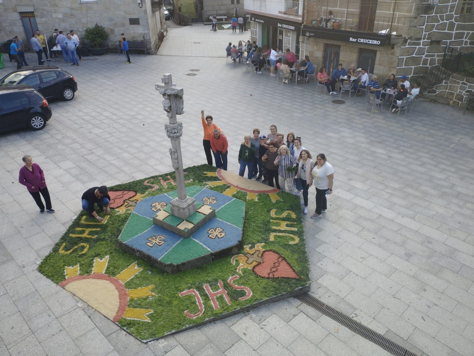 Vista aérea de la alfombra en el cruceiro de Vilardevós.