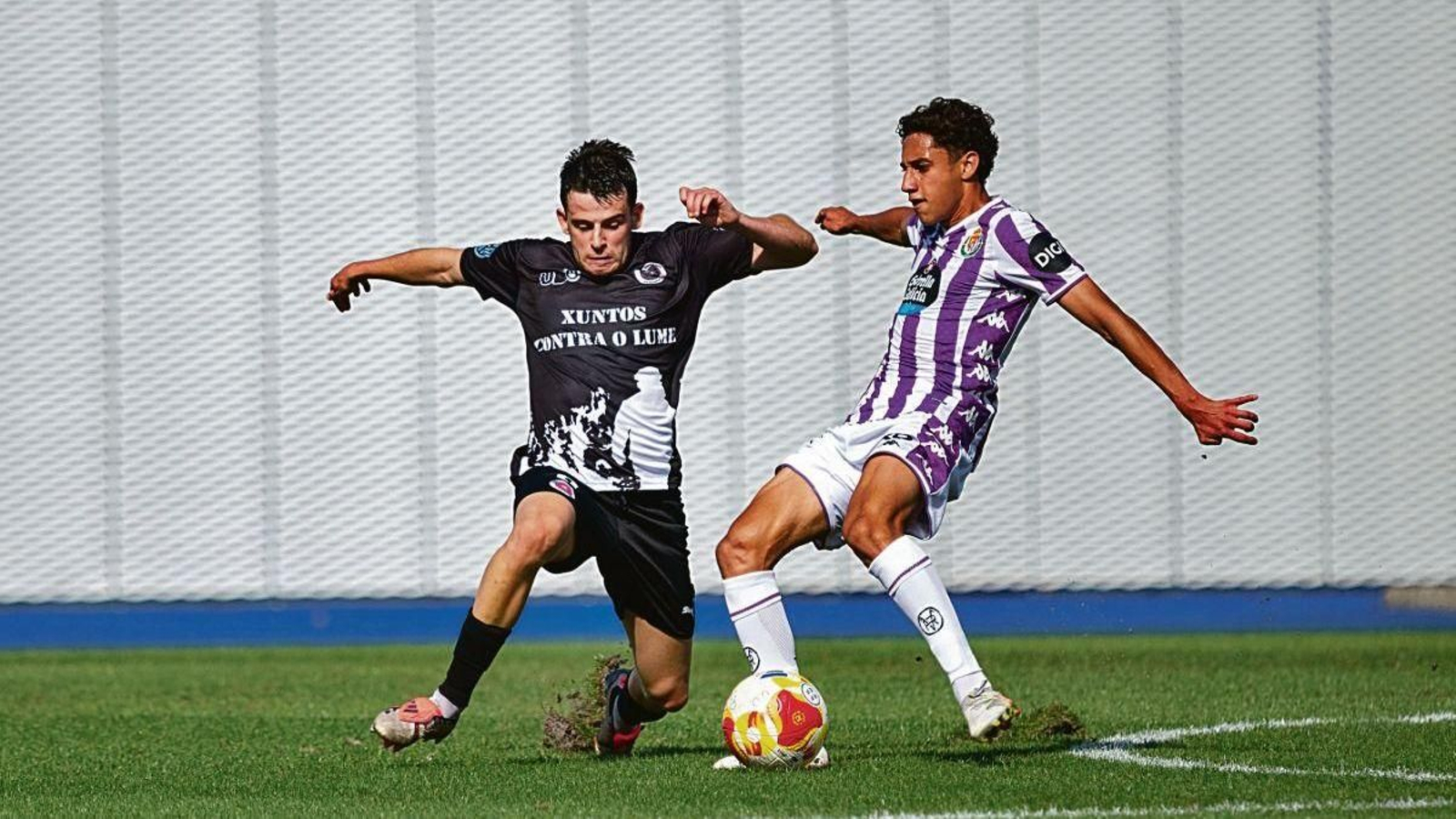 Manu Núñez, de la UD Ourense, intenta robar el balón a un contrario.