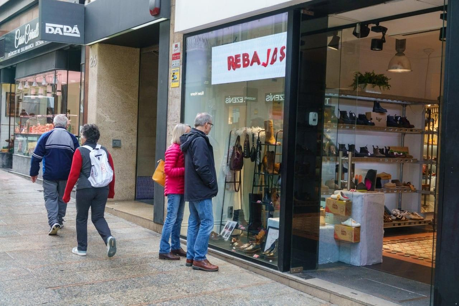 Galería | Los vigueses, con la tradición de las rebajas de enero