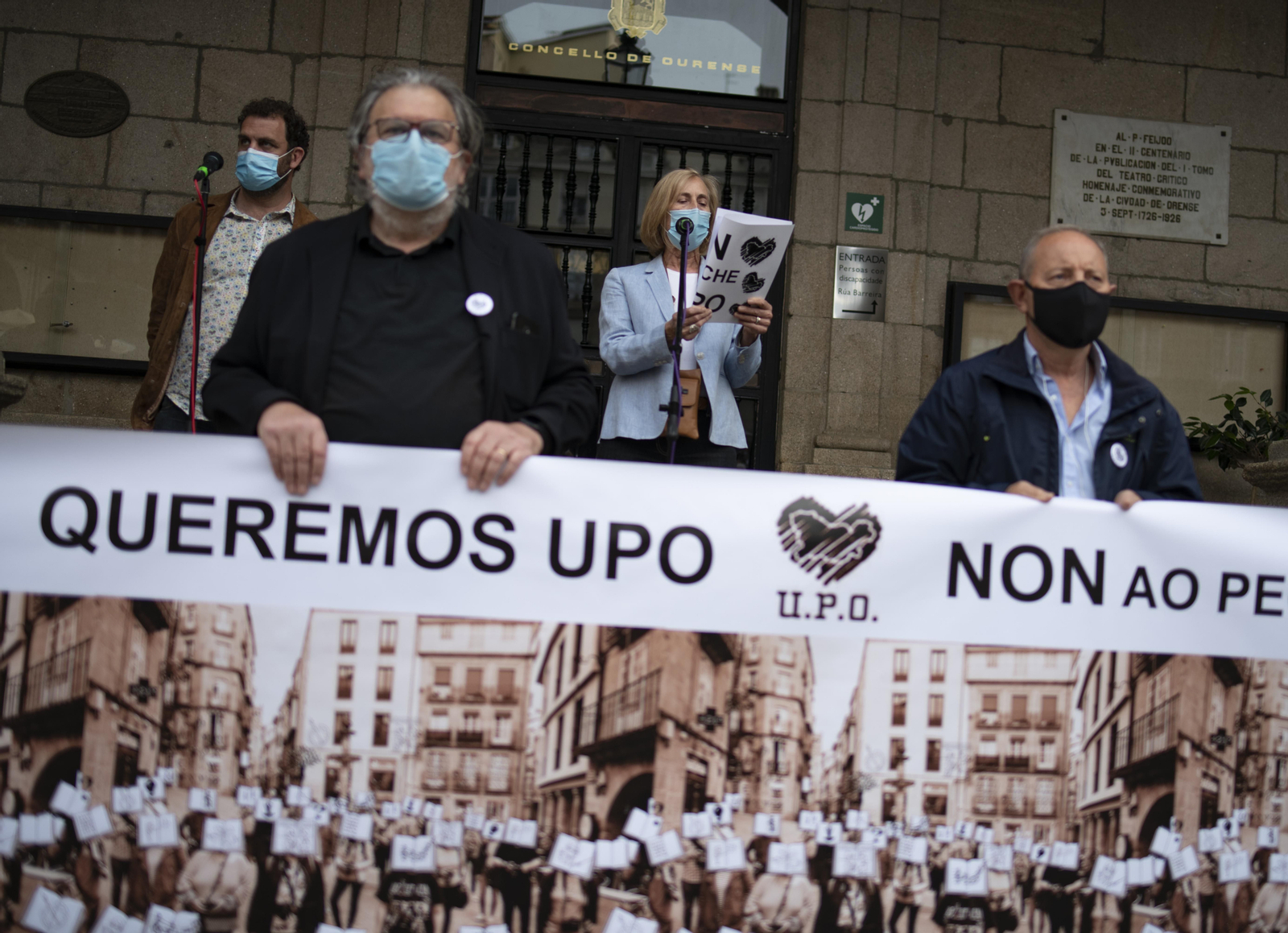 Concentración cultural contra el cierre de la Universidad Popular de Ourense.