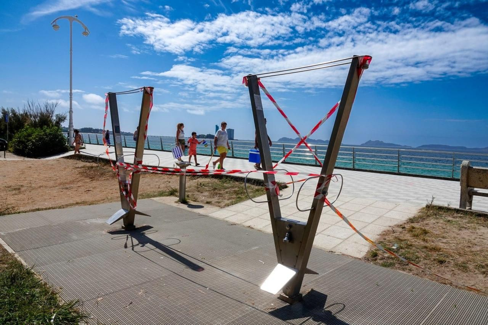 Precintadas las duchas de Samil para ahorrar agua.