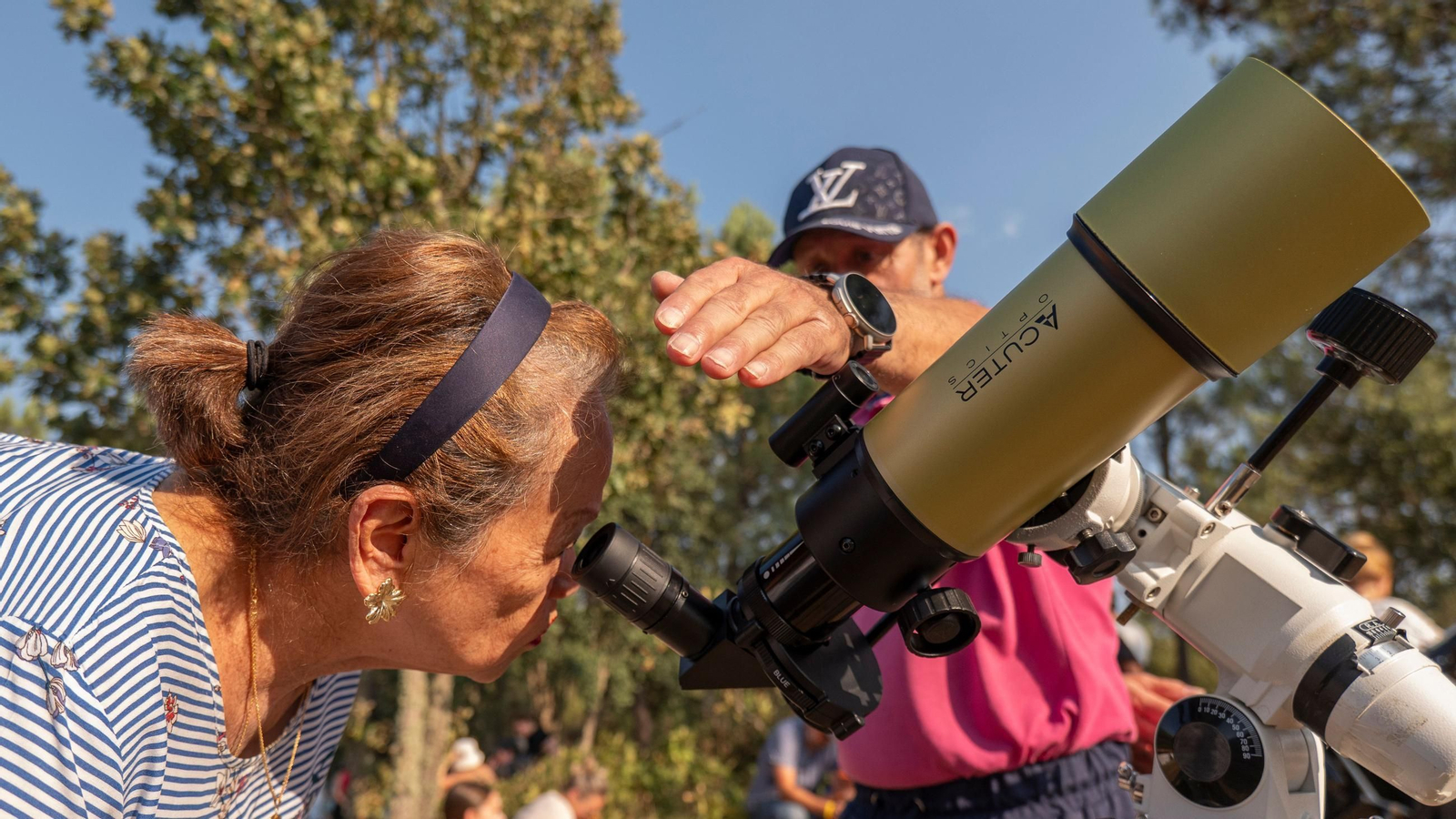 Una mujer observa el eclipse desde un telescopio, en Montealegre.