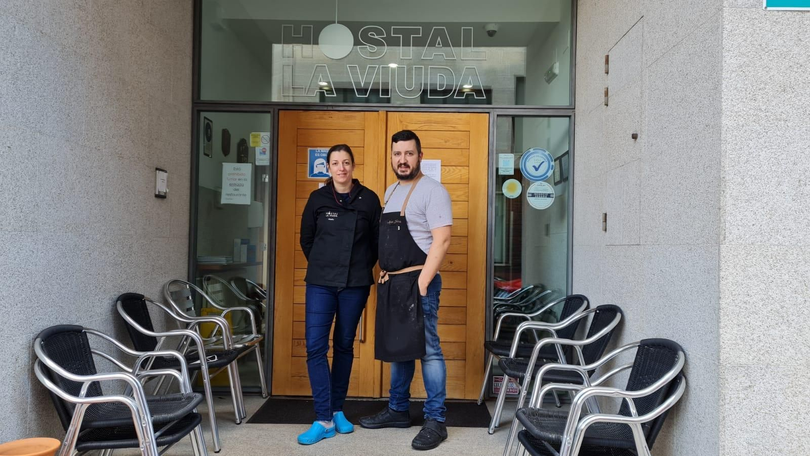 María y Anxo Fernández, ante el Hostal Restaurante La Viuda. (Foto: Reme Martínez)