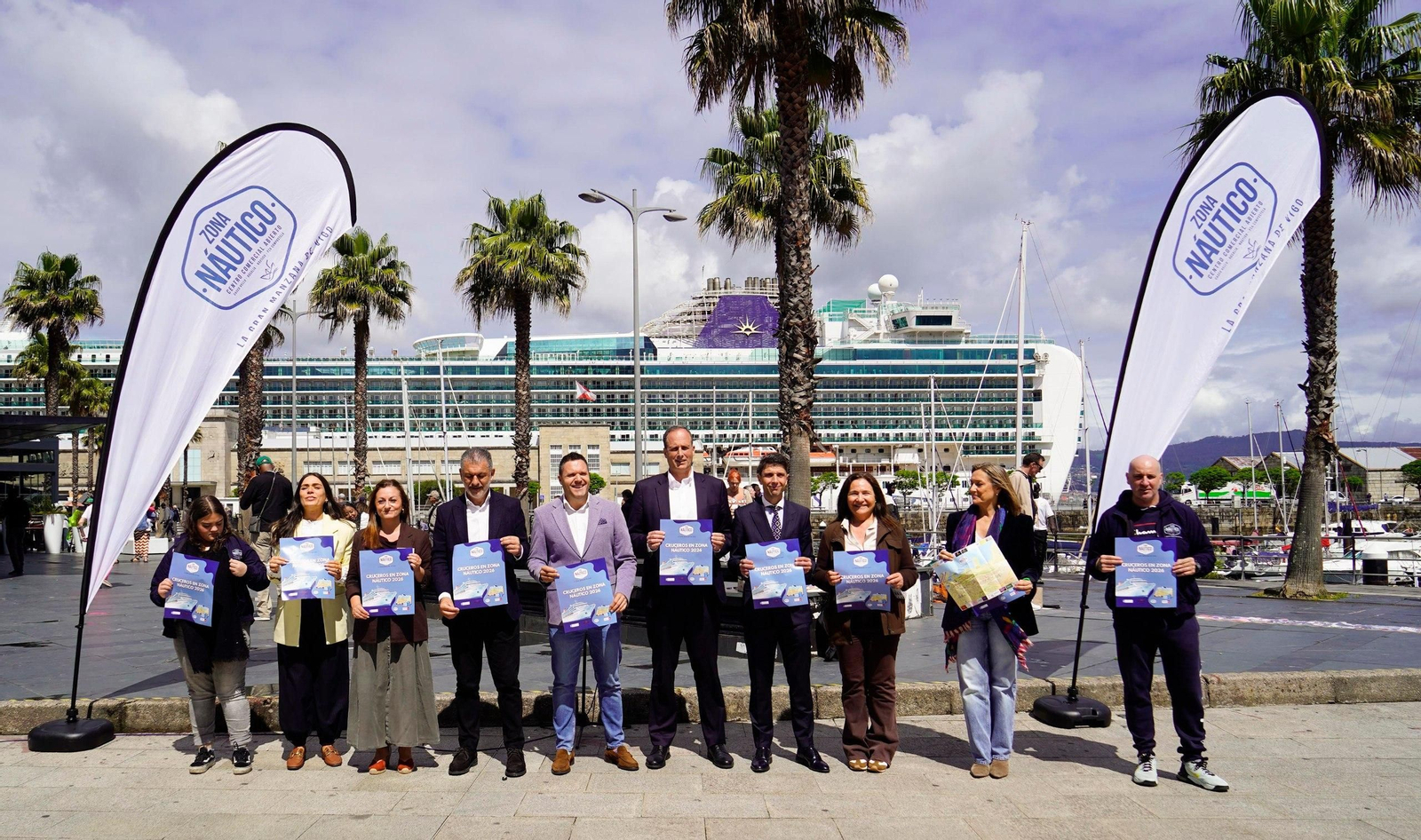 Representantes de distintas instituciones, ante el "Ventura", ayer.