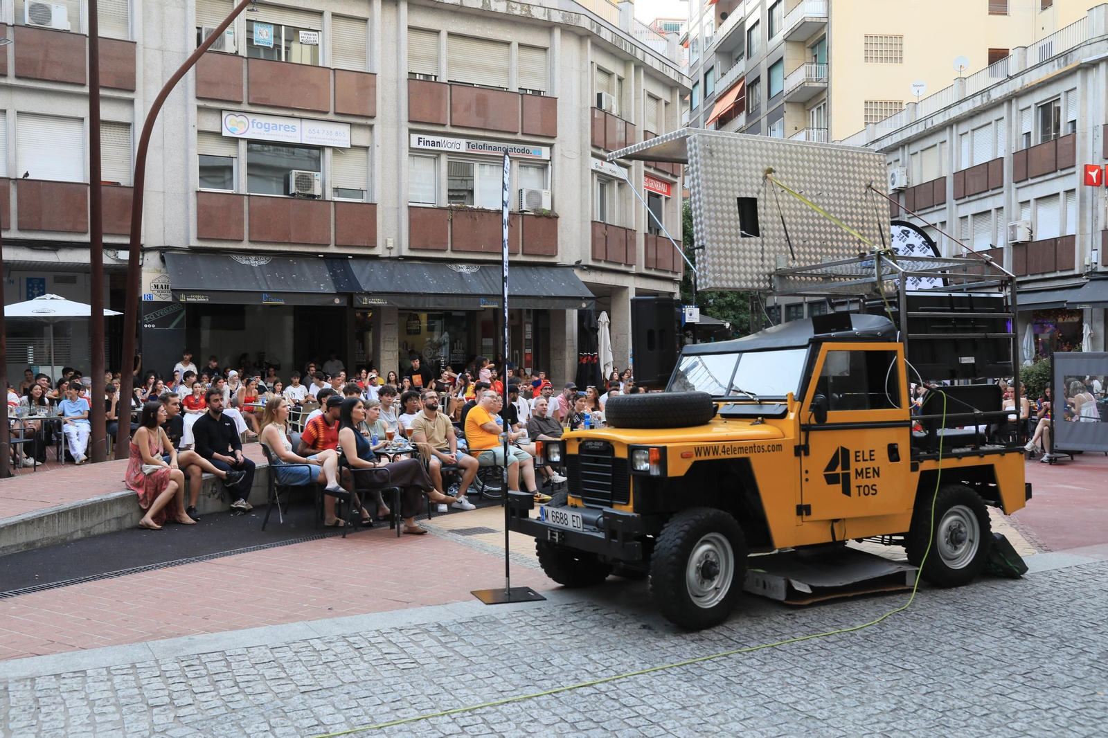 Galería | Ambiente y expectación en las terrazas de Ourense para disfrutar del partido de la selección española ante Portugal , en fotos