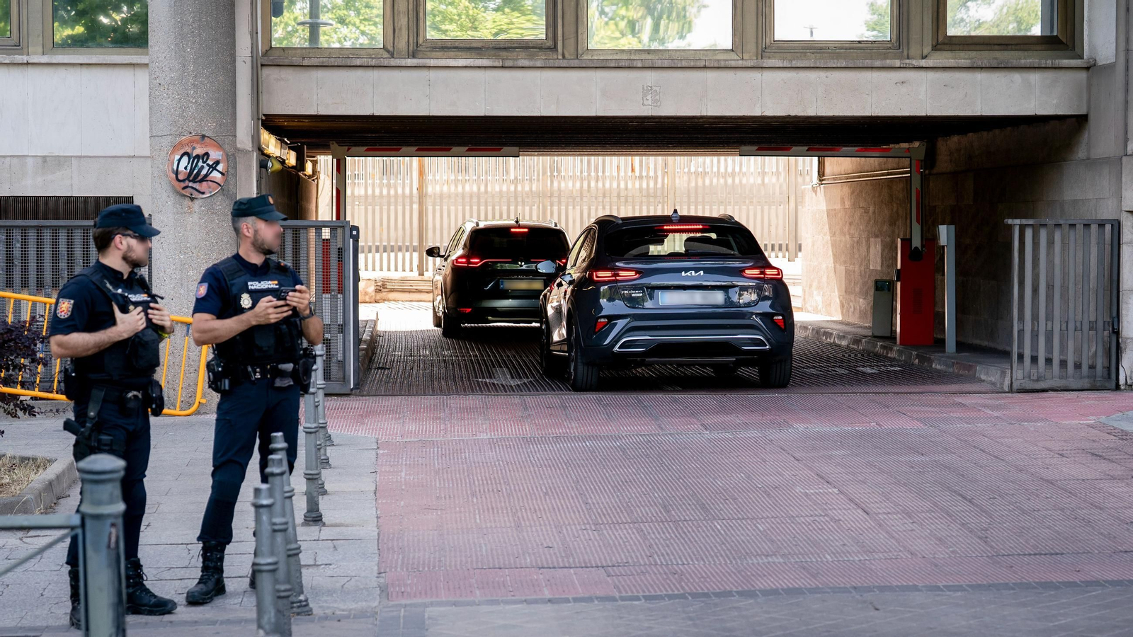 El vehículo que traslada a la mujer del presidente del Gobierno, Begoña Gómez, a su llegada a los Juzgados de Plaza Castilla.