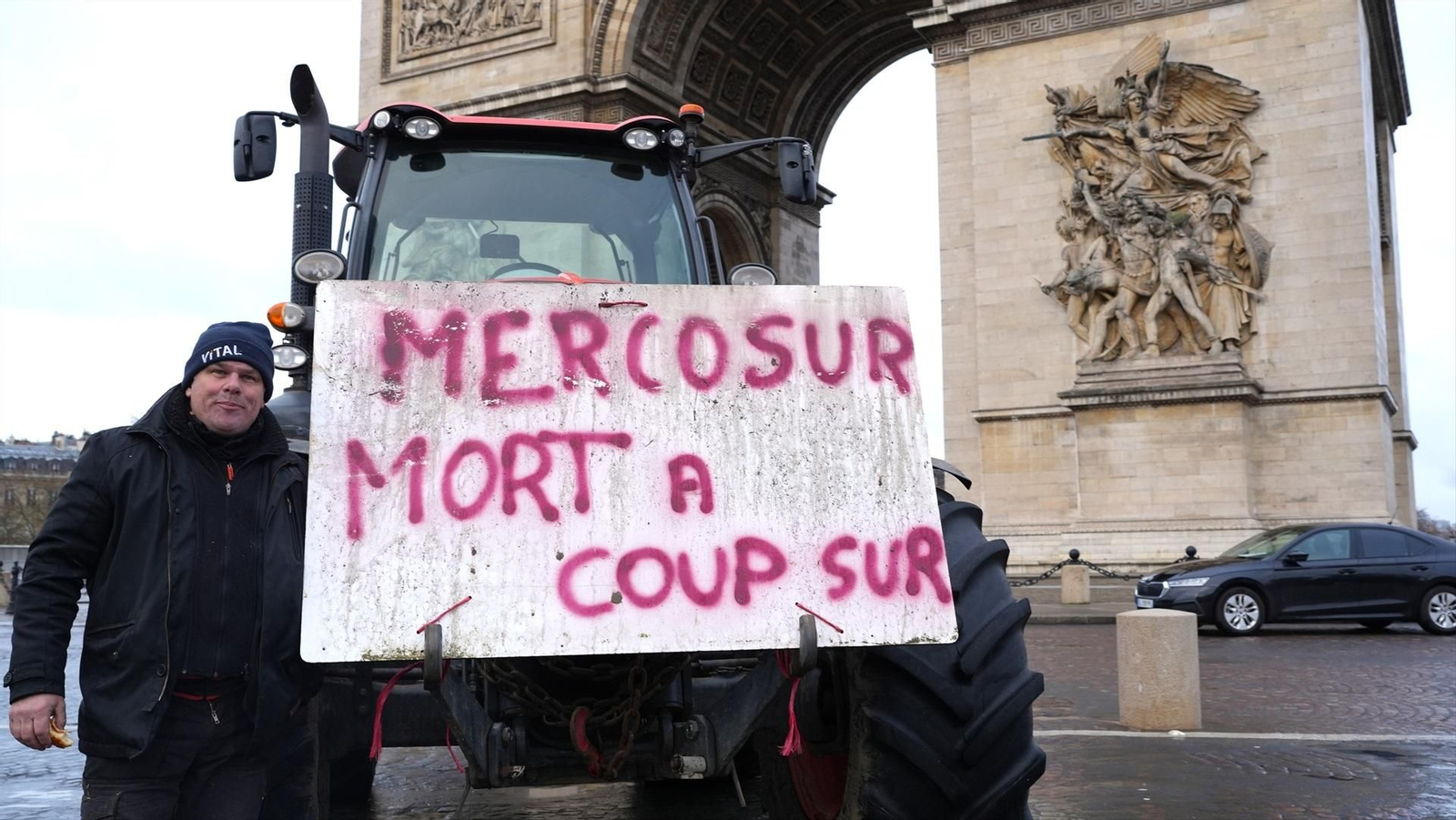 Tractores en París protestan por el acuerdo con Mercosur.