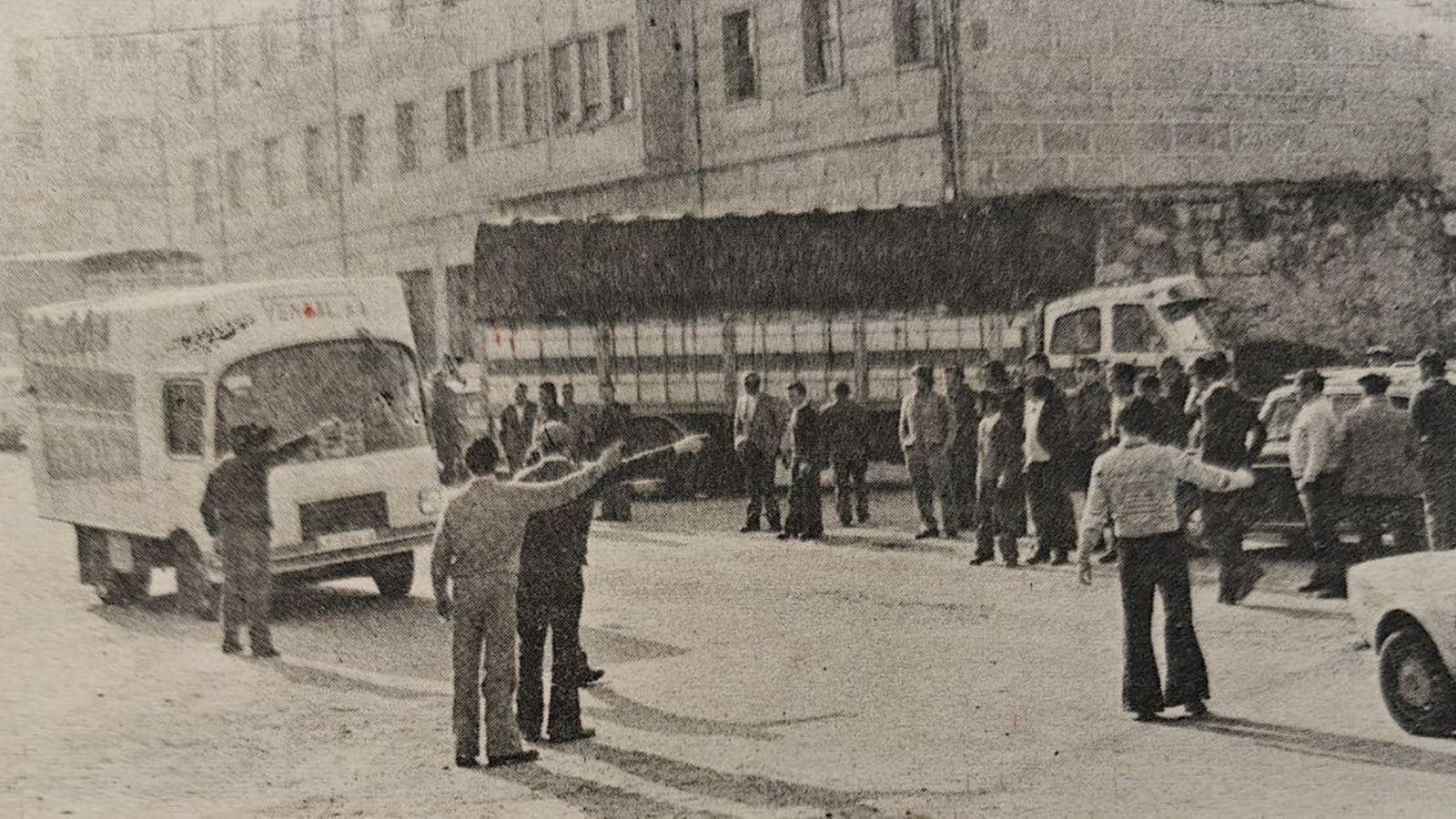 Camioneros en el cruce de Puente Ribeiriño con Ervedelo invitando a sus compañeros a unirse al paro.