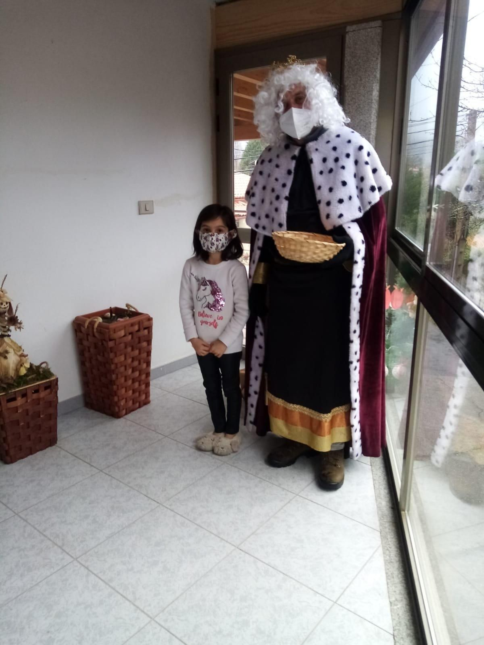 LOBIOS. La visita de sus majestades esta mañana por los pueblos de Lobios. La pandemia obligó a suspender la cabalgata, pero Melchor, Gaspar y Baltasar quisieron pasar a saludar personalmente a los menores del municipio.