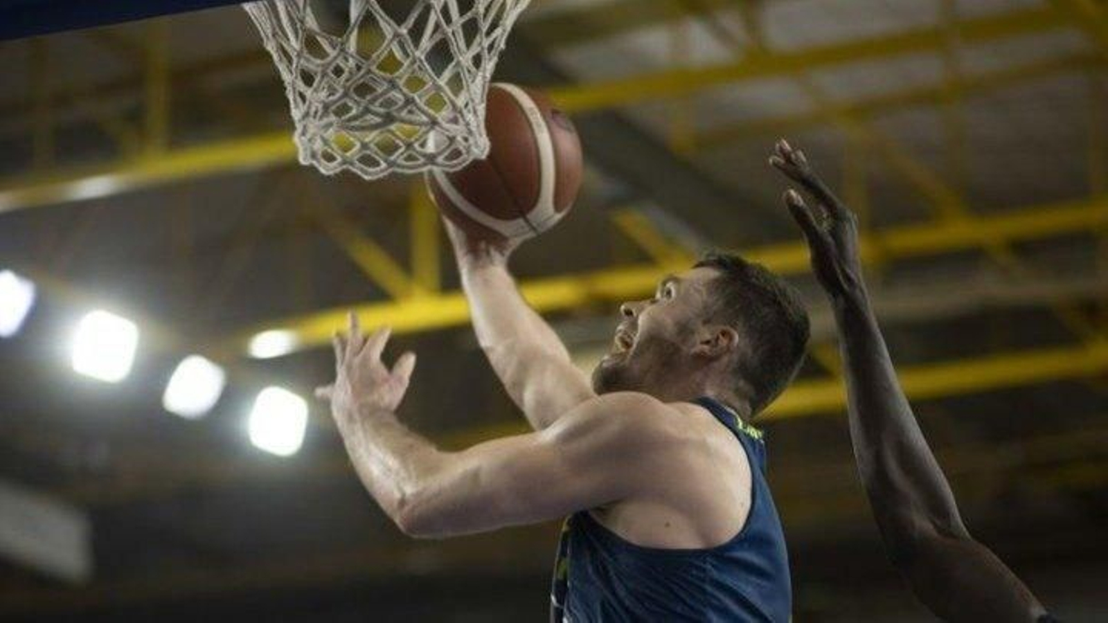 Ivica Radic se dispone a anotar bajo el aro del Lleida (foto: Xesús Fariñas)