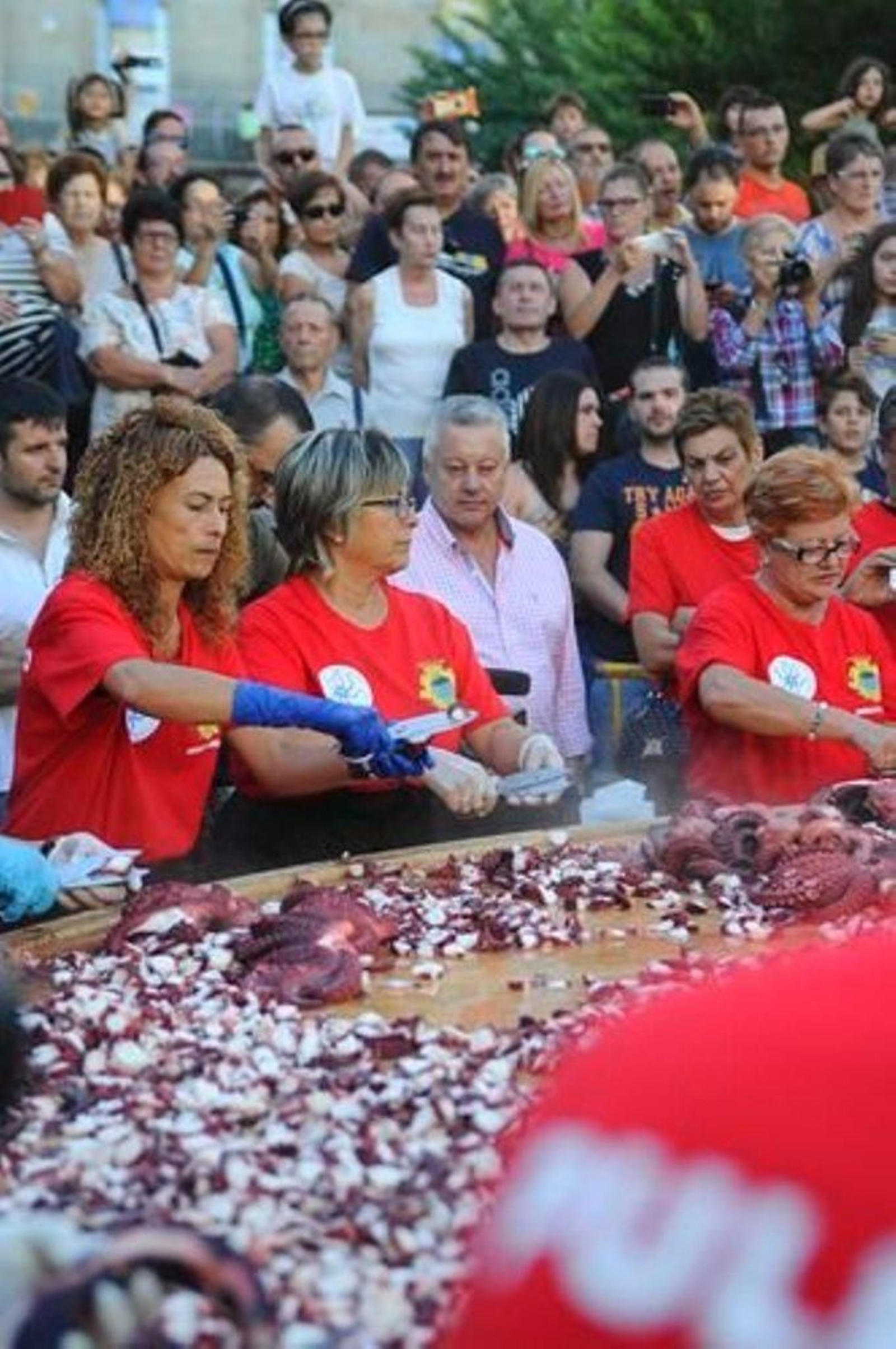La elaboración de la tapa de pulpo más grande del mundo en Carballino 09