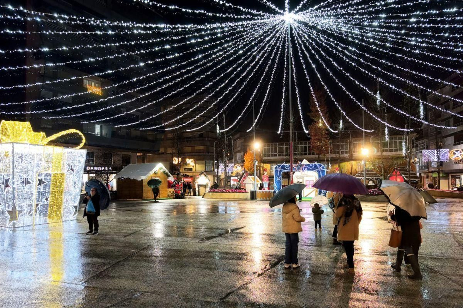 La bóveda de luces de Nadal en la Praza de Bugallal de Ponteareas, bajo la lluvia.