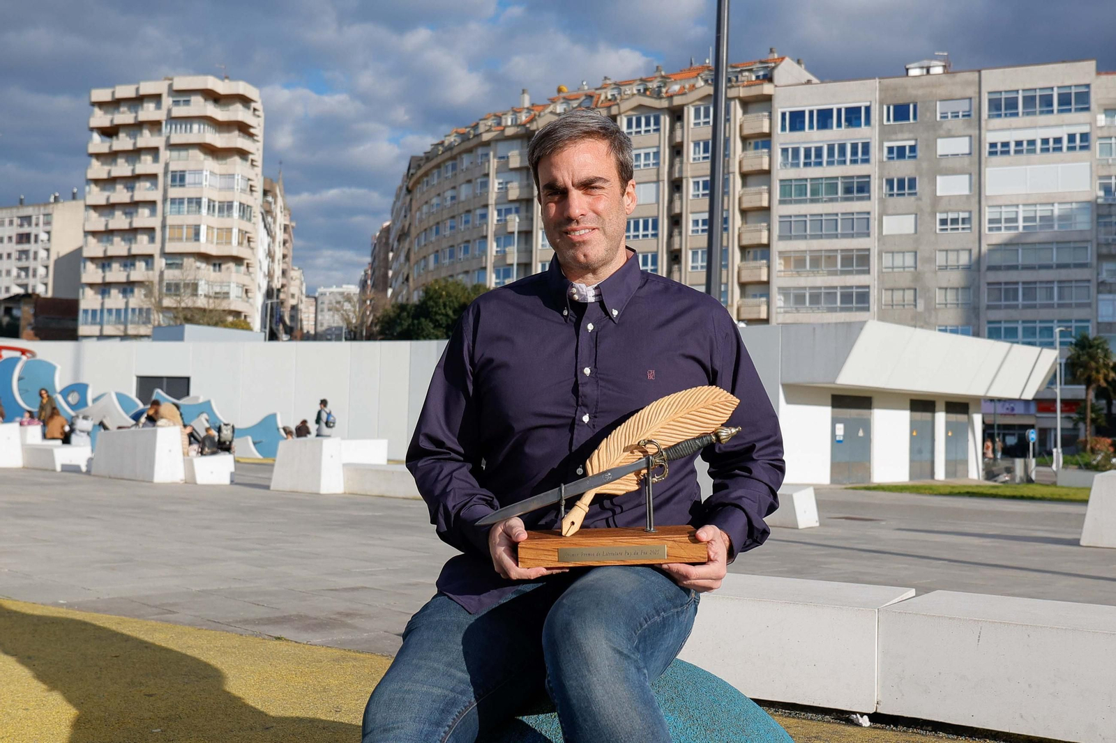 Oscar Vázquez posa con la estatuilla que otorgan al primer premio del concurso de literatura de Puy du Fou.