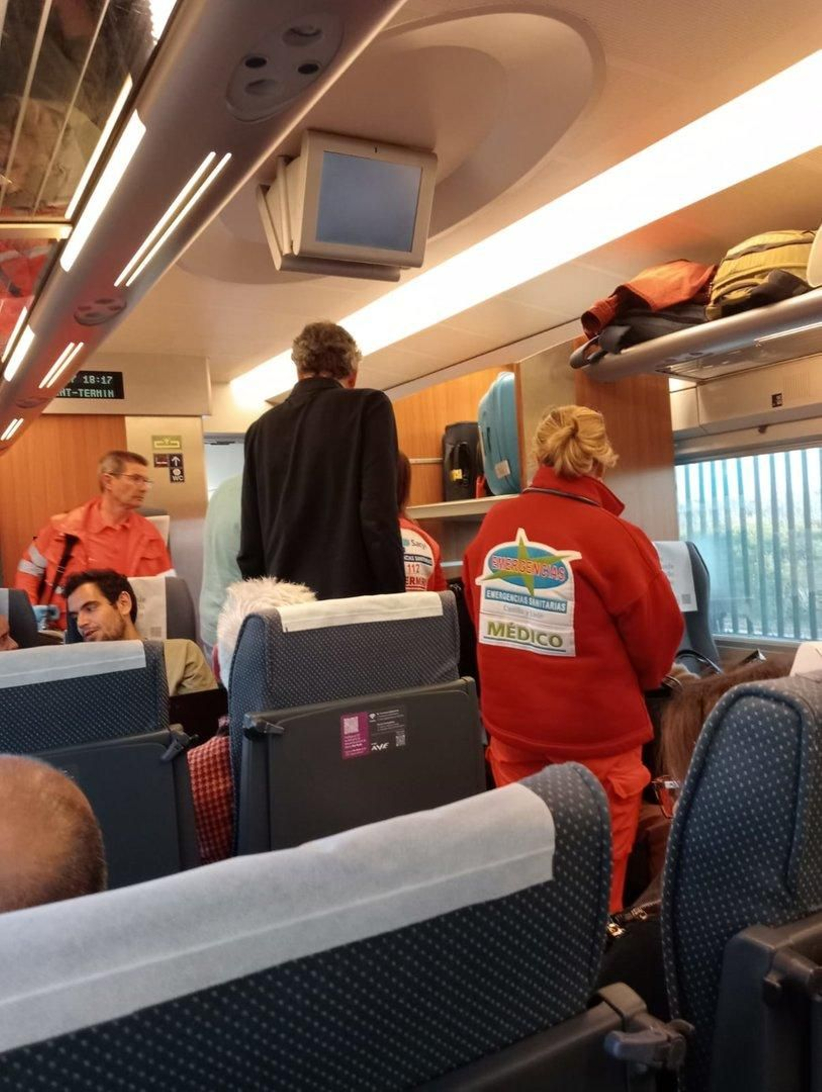 Profesionales sanitarios atienden a la ourensana.