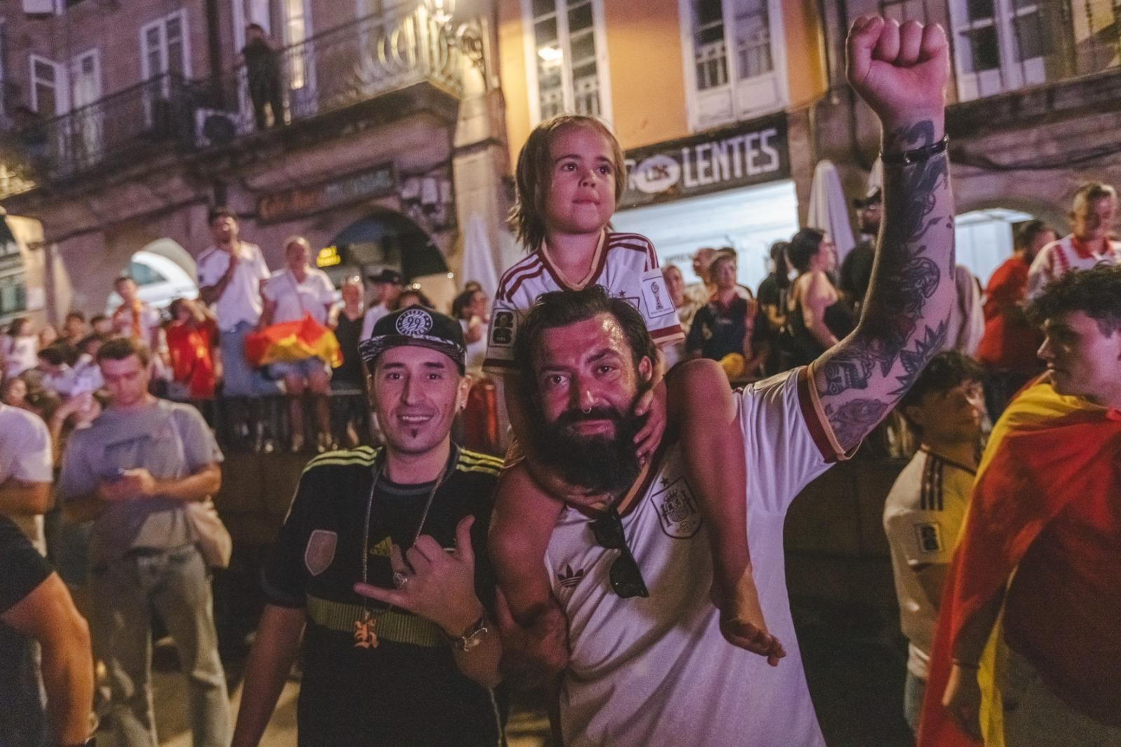Galería | La ilusión por España en la semifinal tiñe de rojo la provincia de Ourense, en fotos