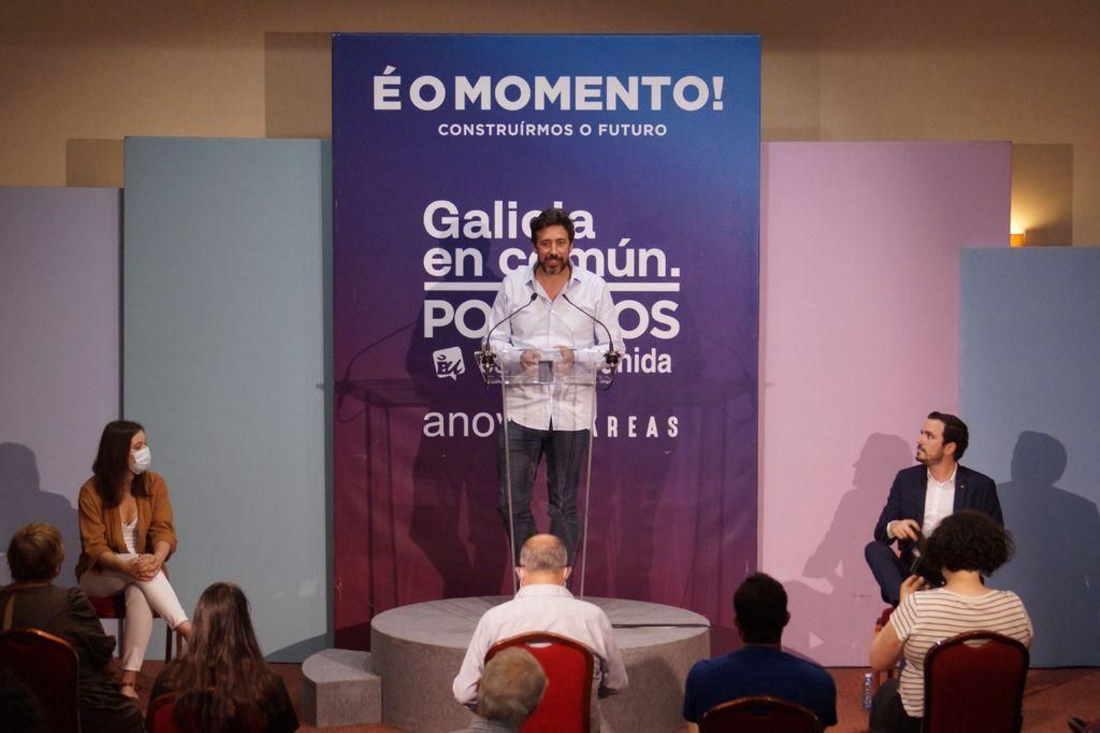 La cabeza de lista provincial Eva Solla, el candidato a la presidencia Gómez Reino y Garzón, en el mitin.