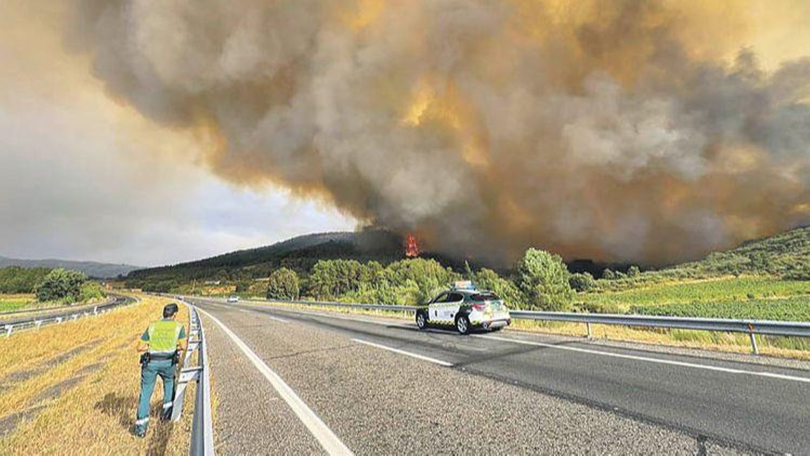 La Guardia Civil, en el incendio que obligó a cortar la A-52.