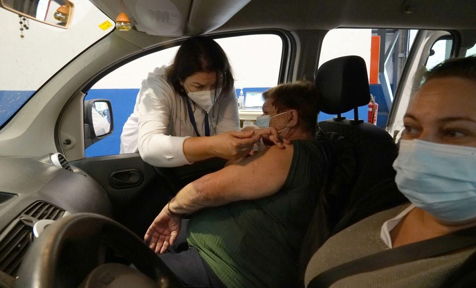 Una persona de movilidad reducida es vacunada ayer del covid  sin bajarse del coche en la reapertura del Ifevi como centro de inmunización.