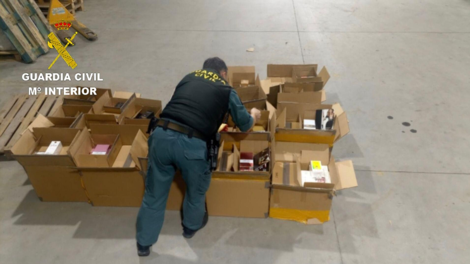 Las cajas intervenidas con perfumes.