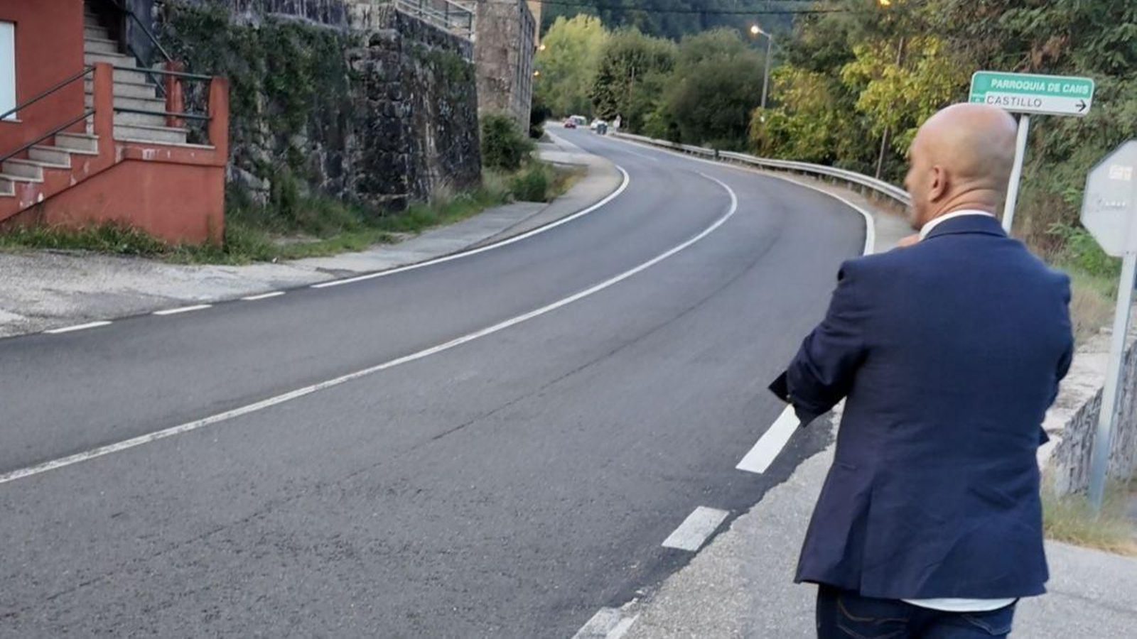 Alejandro Lorenzo, alcalde de Porriño, ayer en el tramo de la N-120 que es municipal.