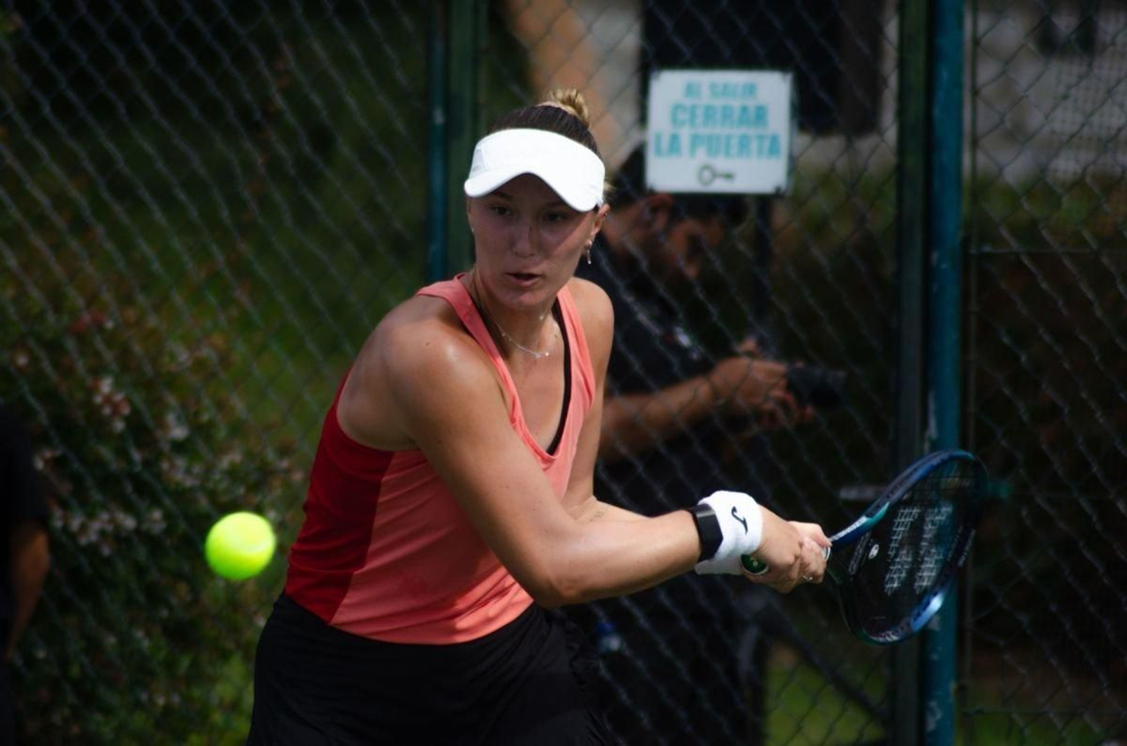 La rusa Alina Charaeva golpea la pelota.