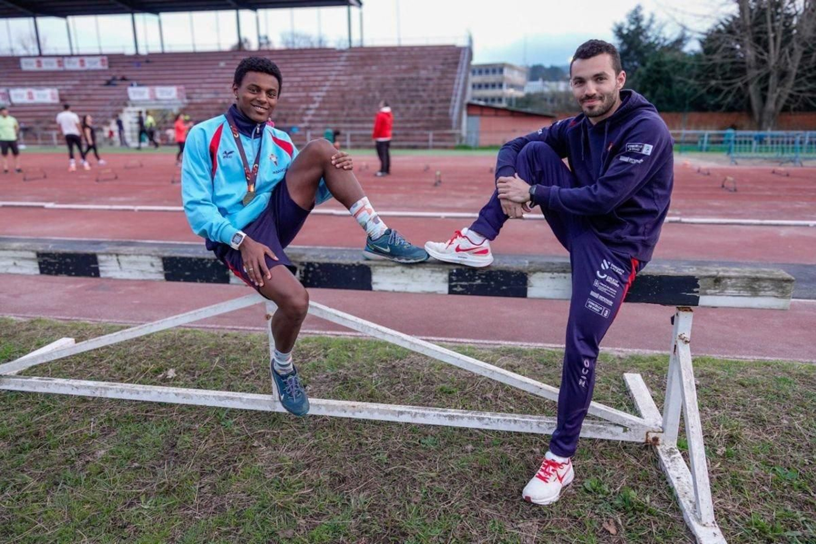 Asheber Díaz y Manu Martínez posan en las pistas de Balaídos tras el oro cosechado por el atleta el pasado sábado.