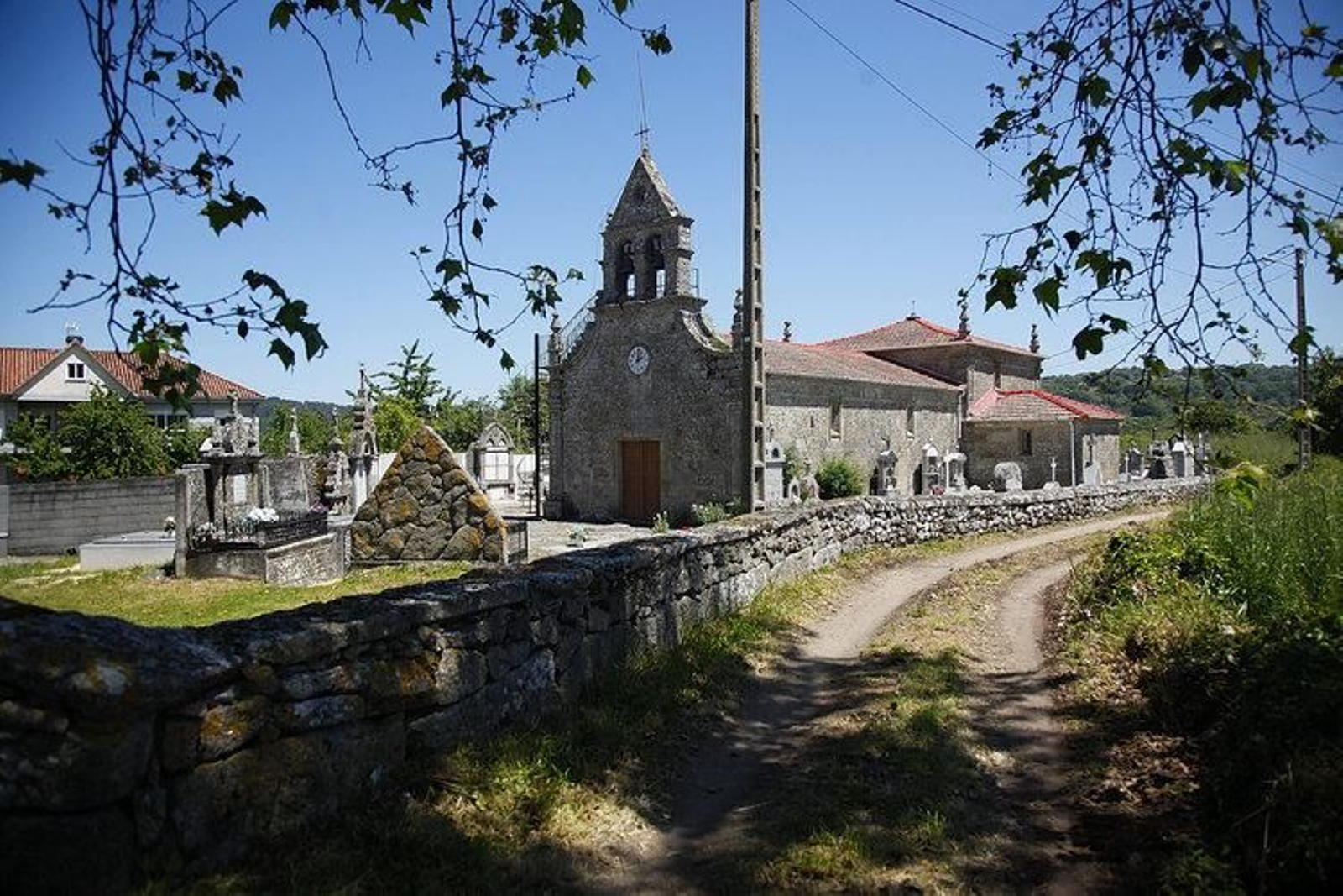 Los trabajos permitirán mejorar el entorno de la iglesia parroquial de Podentes.