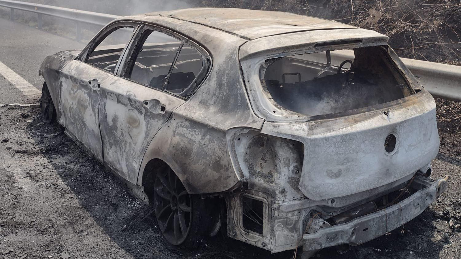 El coche calcinado tras arder en la AP-9 a la altura de Padrón.