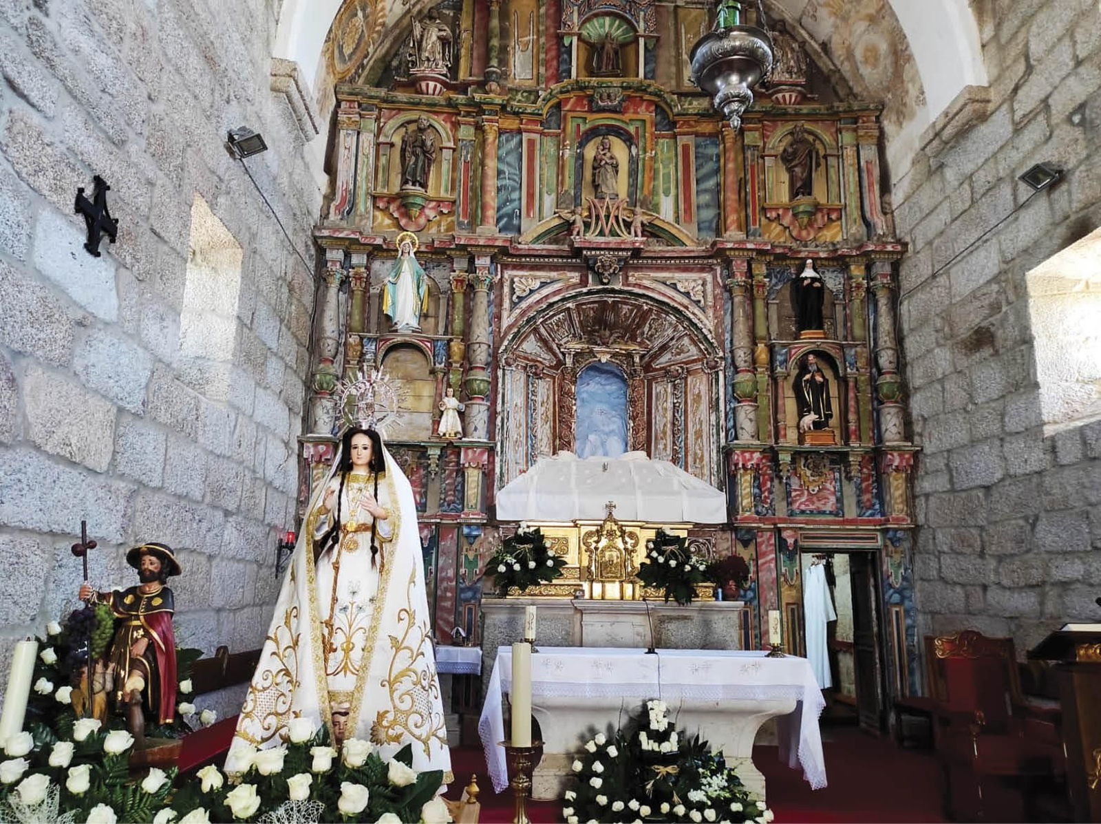 El retablo de la iglesia de Santa María de Macendo, en Castrelo de Miño.
