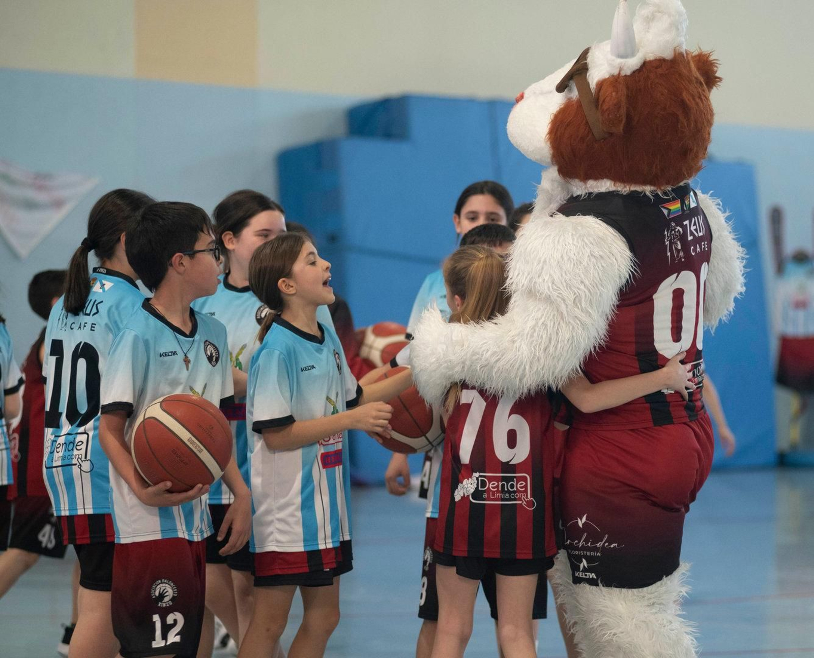 Los pequeños con la mascota de equipo