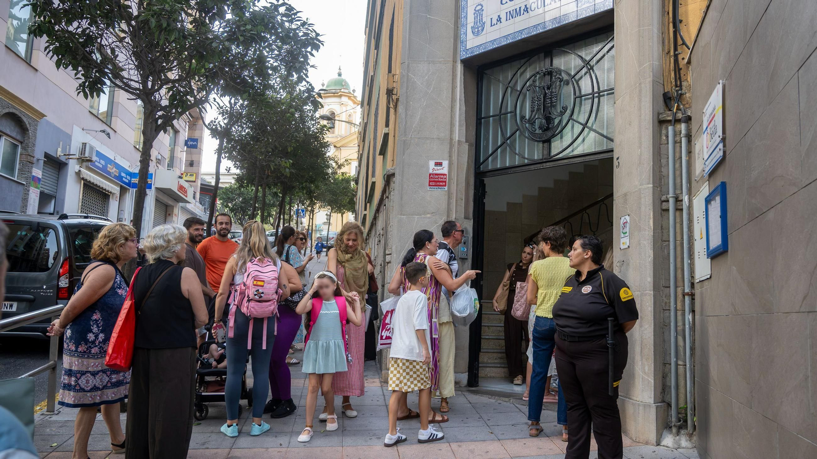Un grupo de niños a la entrada del colegio, a 8 de septiembre de 2026, en Ceuta (España)