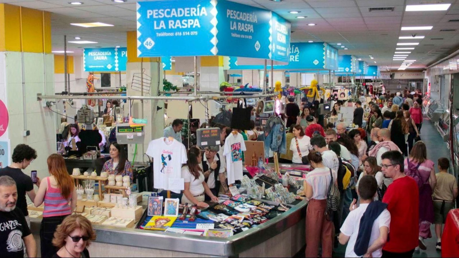 Máis de 80 postos tomaron una ano máis a praza de abastos do Calvario por un día para formar parte do Mercado da Arte.