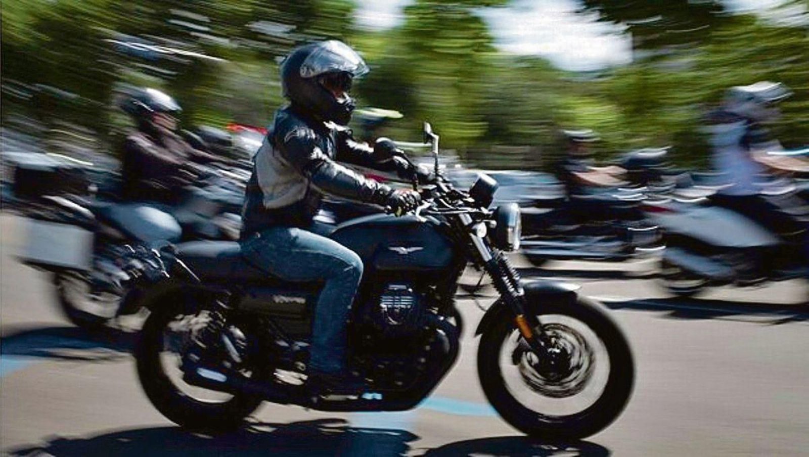 Varios motoristas circulan por la carretera.