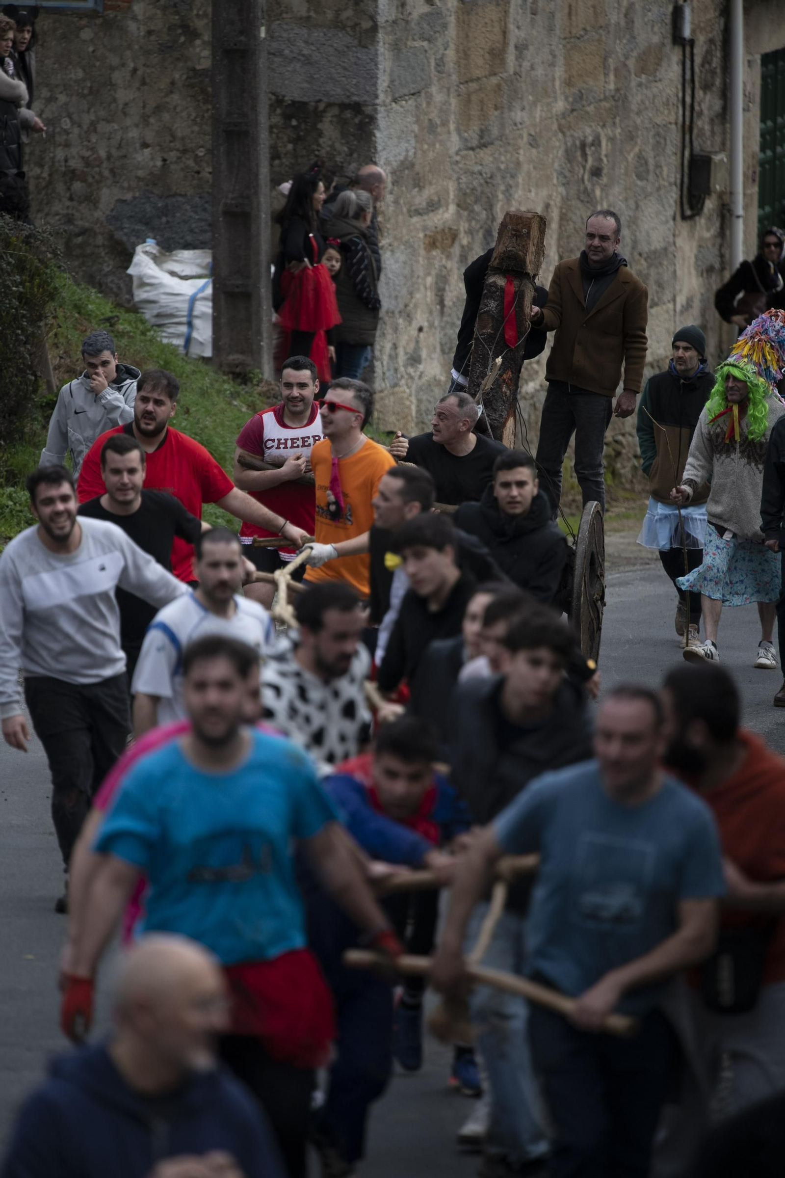 Galería | El meco Abalos recorrió As Teixugueiras, Cartelle