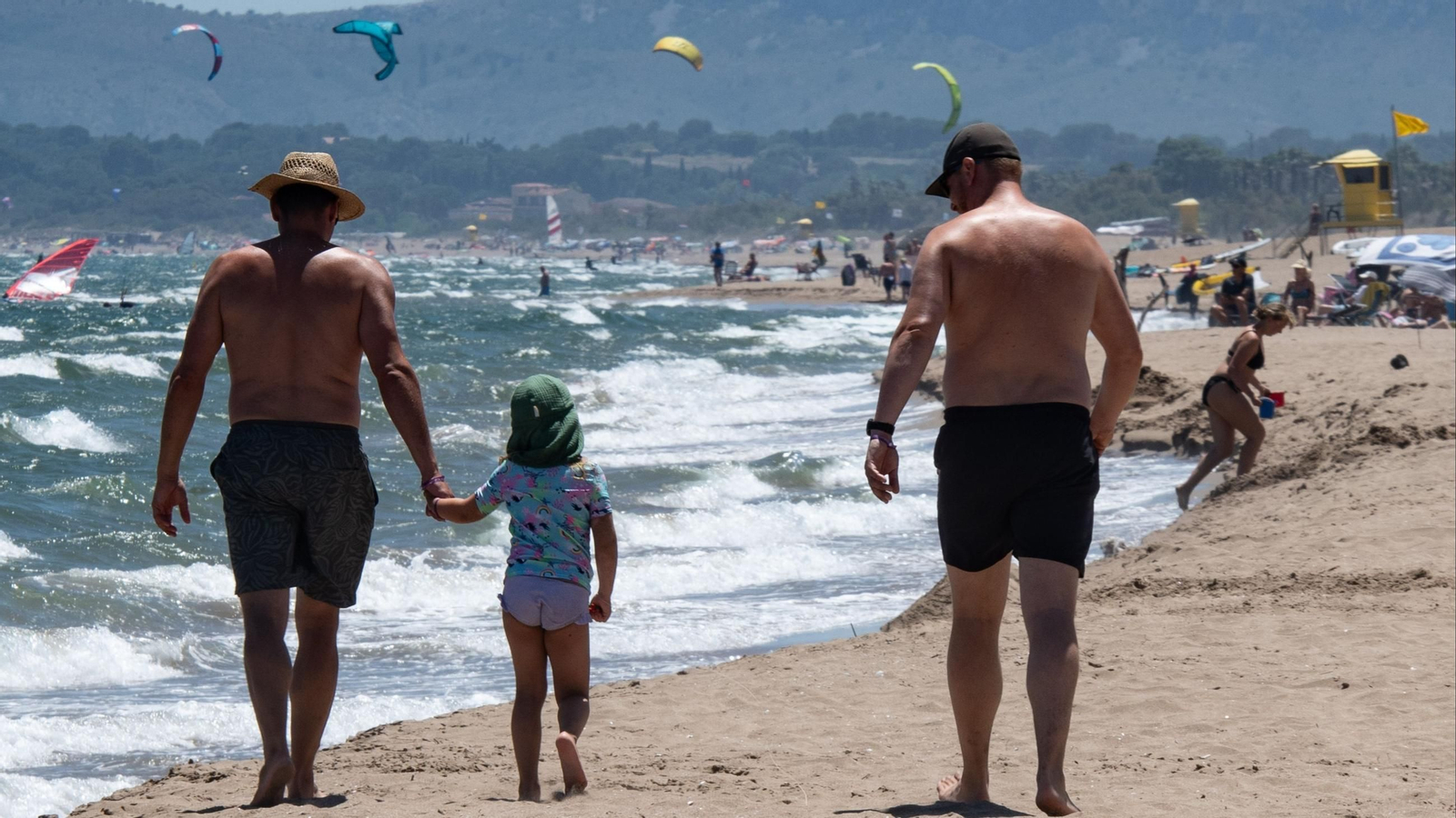 Varias personas en la playa de Sant Pere Pescador de Girona.