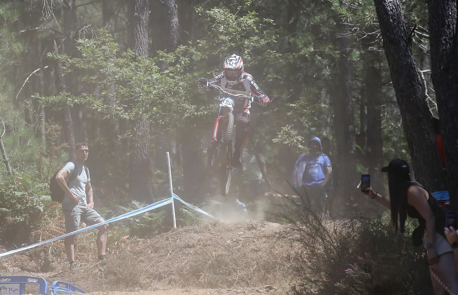 El Autonómico de descenso de mountain bike, un éxito en Xunqueira