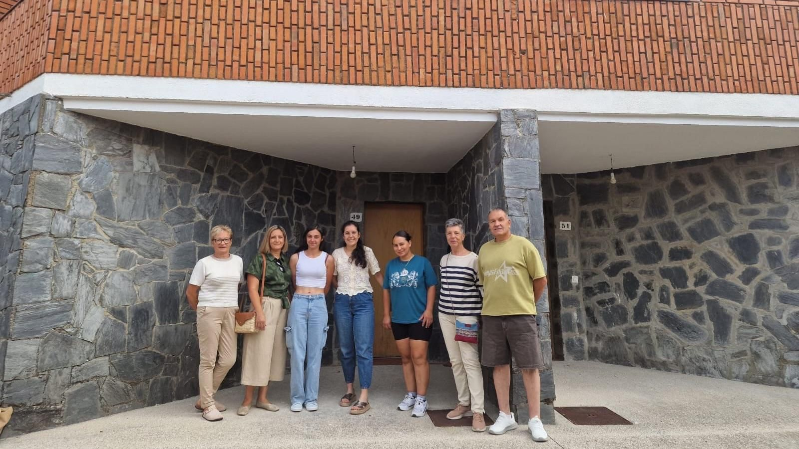 Representantes del Concello de Vilardevós, junto a las familias adjudicatarias.