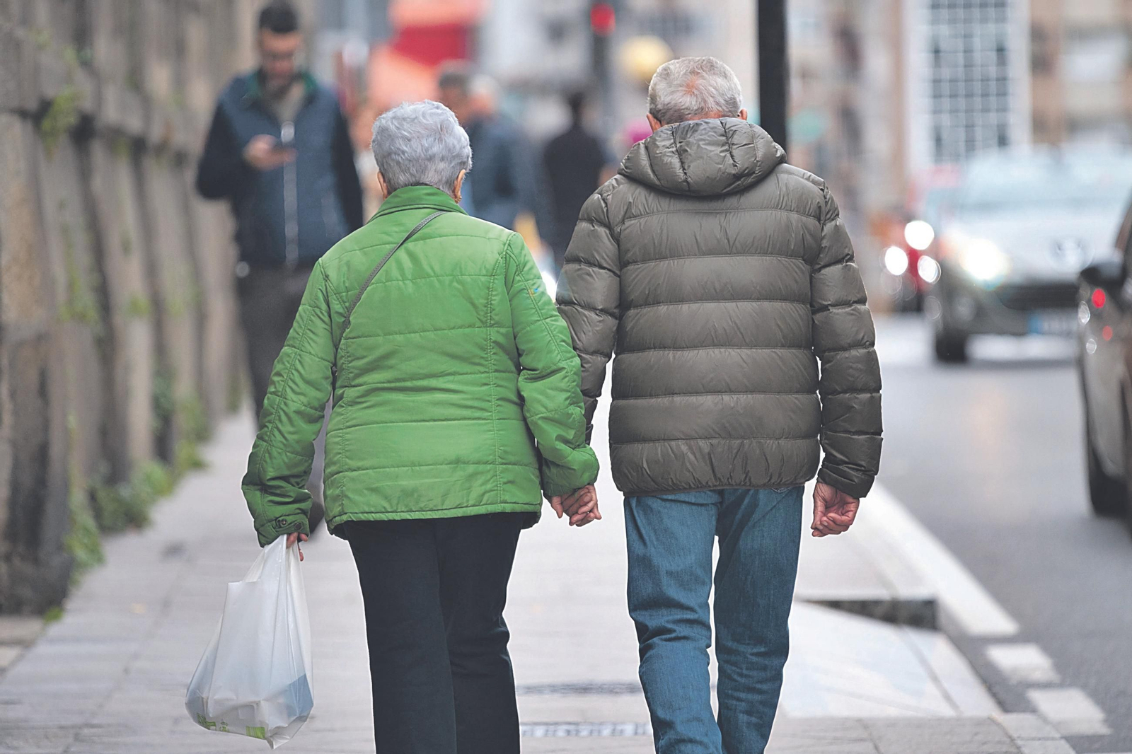 Los vecinos de Ourense caminan de la mano por la ciudad