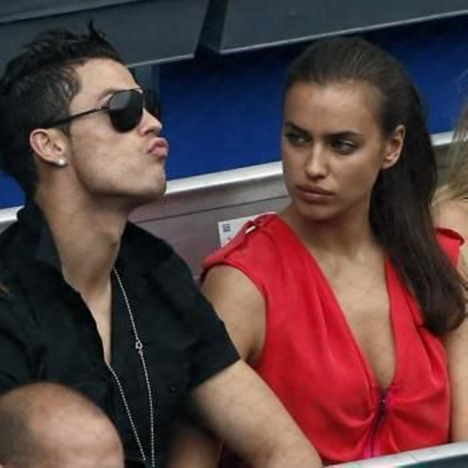 El delantero portugués del Real Madrid Cristiano Ronaldo (i), junto a su novia, la modelo rusa Irina Shayk, durante el partido de semifinales del Master 1.000 de Madrid. Foto: EFE/Juan Carlos Hidalgo